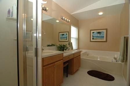 jacuzzi tub in master w/ seperate shower