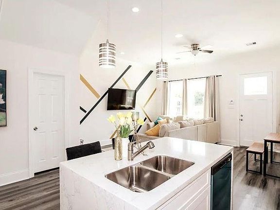 4th image of 9320 Coffee St Unit B