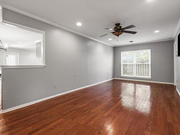 5th image of 2216 Woodlawn Dr