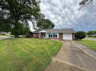 2400 Holly Dr, Pekin, IL 61554