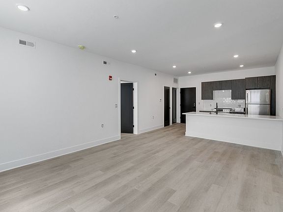 4th image of 3045-51 Richmond St #203