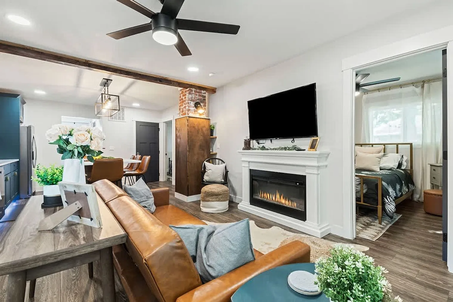 2 bed, 1.0 bath, $3,581 — Photo 2