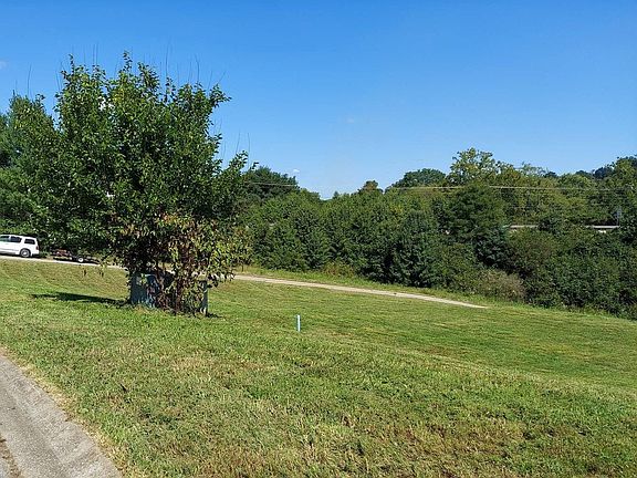4th image of 202 Village Dr
