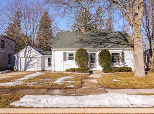 326 S Maple St, Oconomowoc, WI 53066