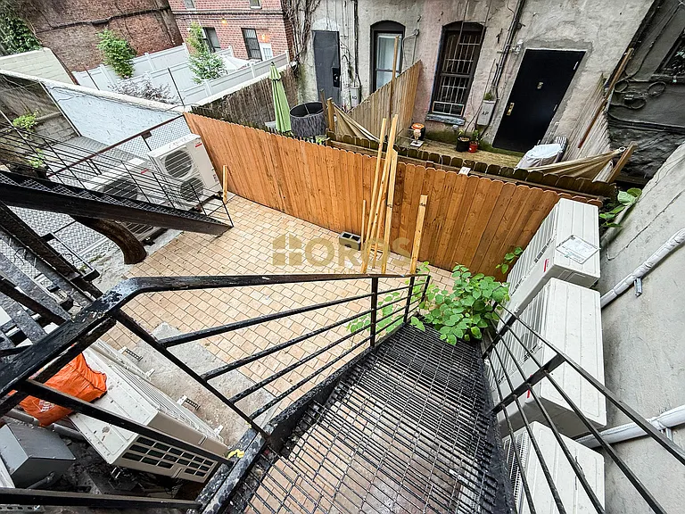 322 E 11th St #4 — Photo 1