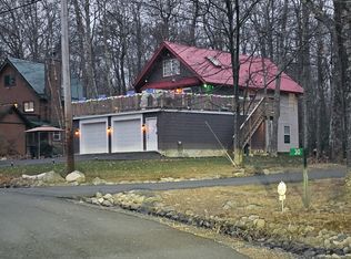 32 Country Club Dr, Gouldsboro, PA 18424