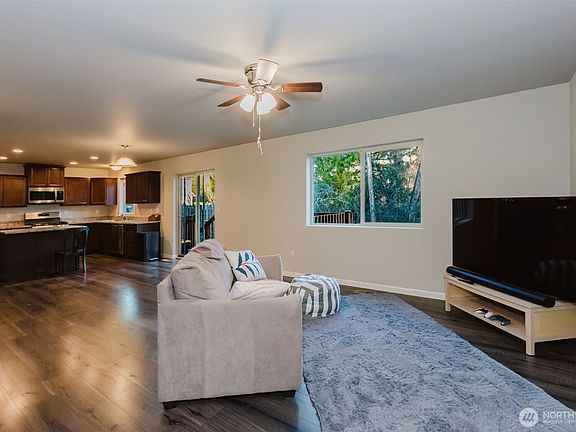 5th image of 244 NE Tronson Circle