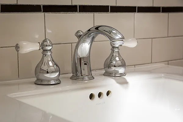 Rented by Dixon Advisory USA Inc. | media 106