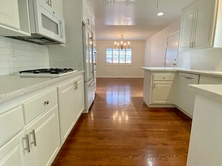 363 Helen Way — Photo 4