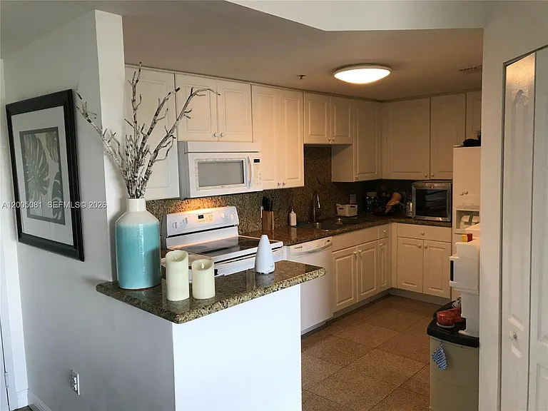 1627 SW 37th Ave #405 — Photo 4