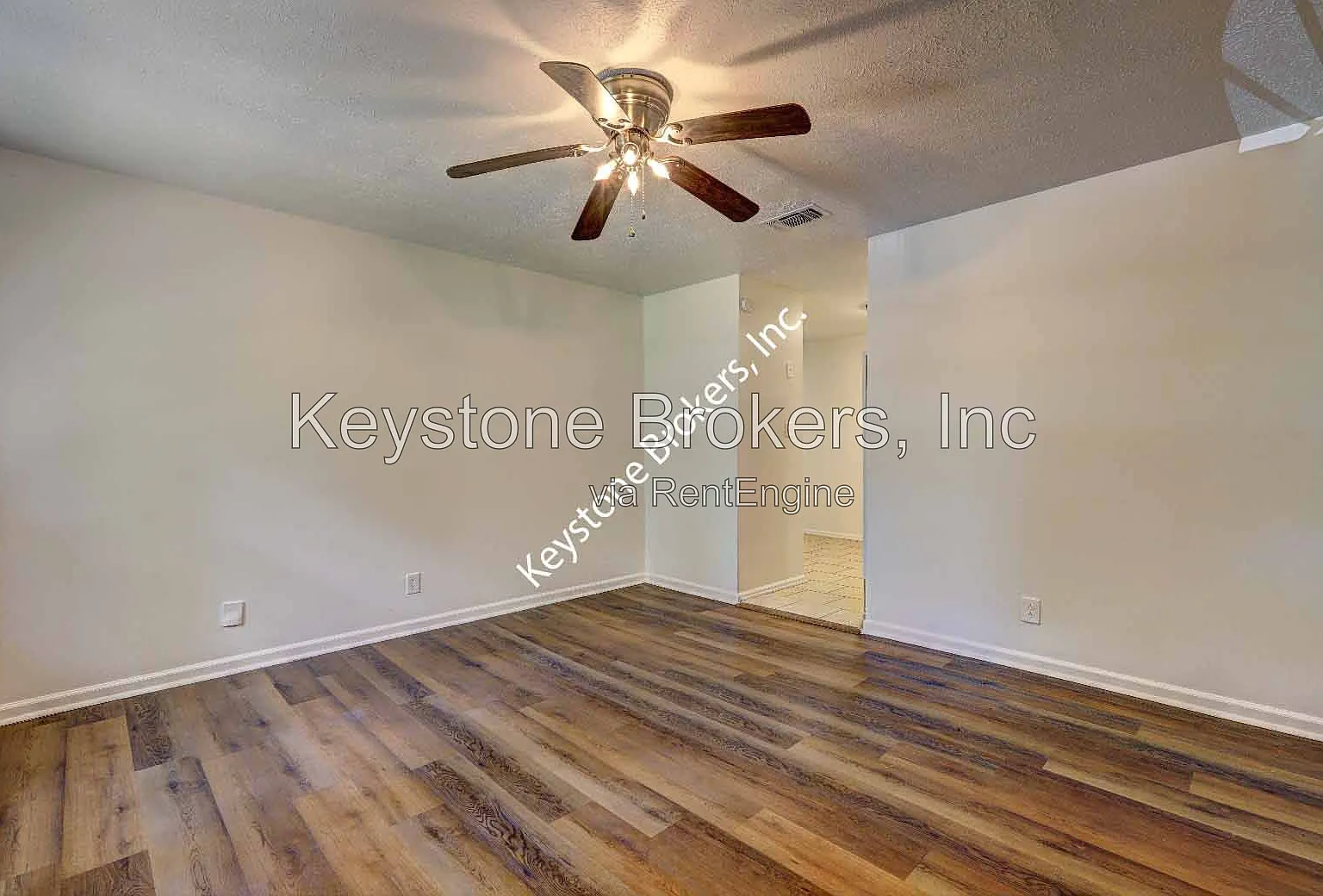 3 bed, 1.5 bath, 1036 sqft, $950 — Photo 2