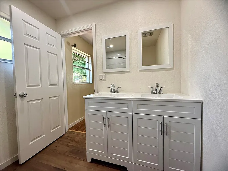 131 Sparrow Ave — Photo 20