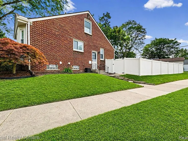 4521 Elmwood Ave — Photo 5
