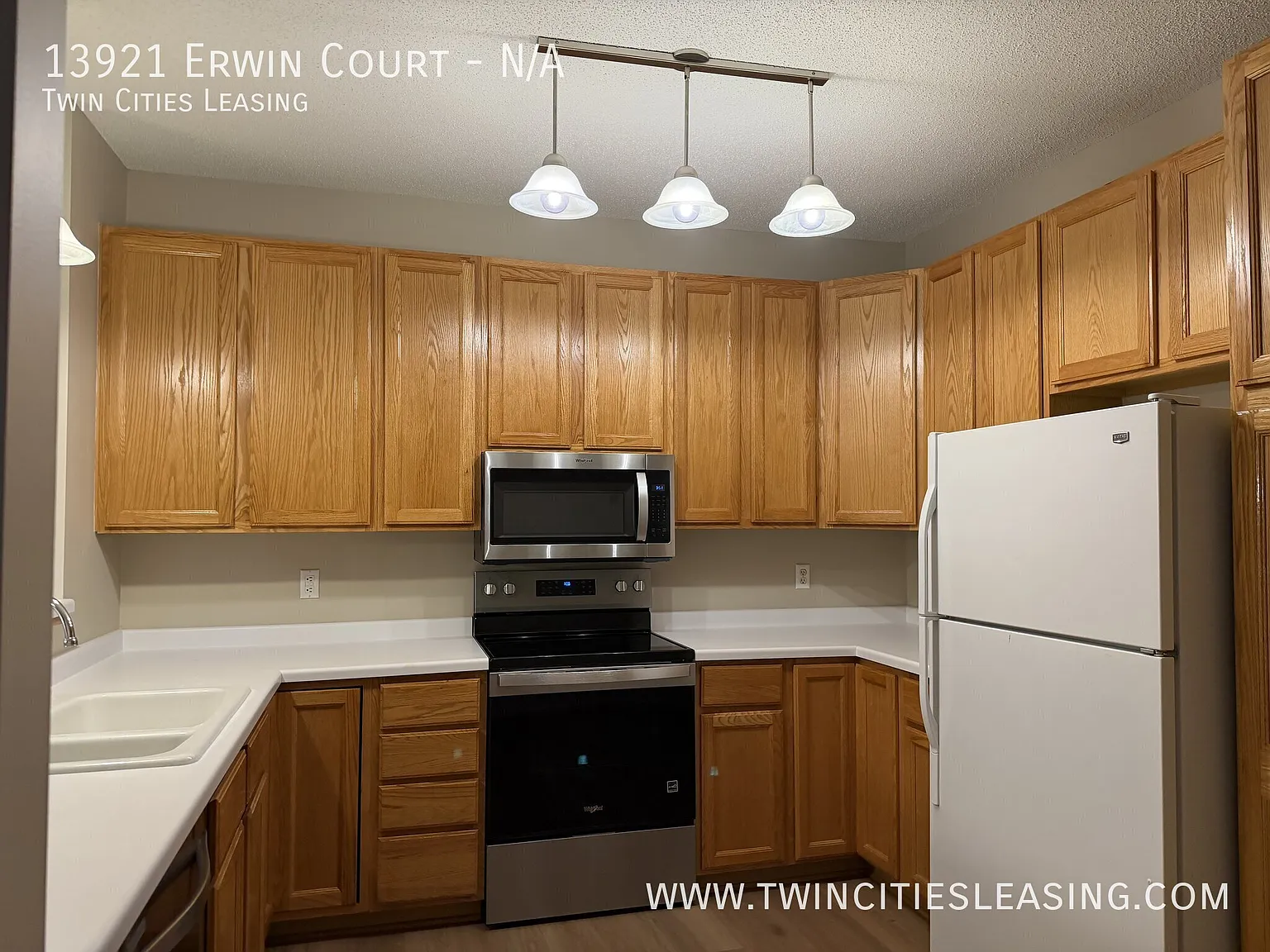 Spacious Eden Prairie Townhome | 2-Car Garage, Gas Fireplace & Patio! — Photo 4
