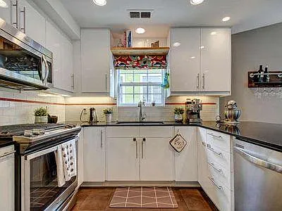 1502 Newton St — Photo 4