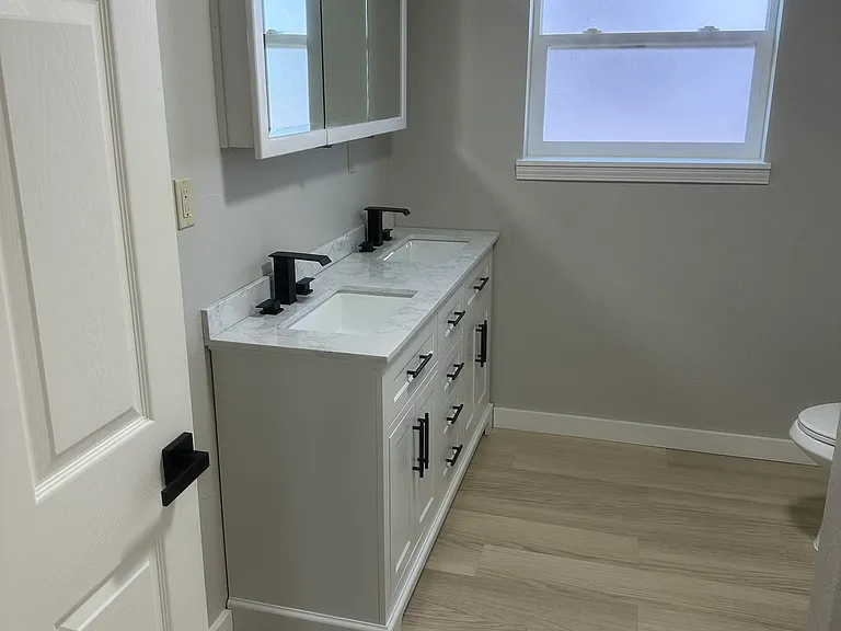 Large vanity and mirror cabinet in second bathroom