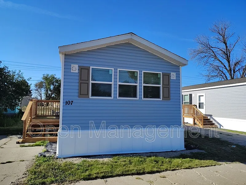 3 bed, 2.0 bath, 1120 sqft, $1,049 — Photo 2