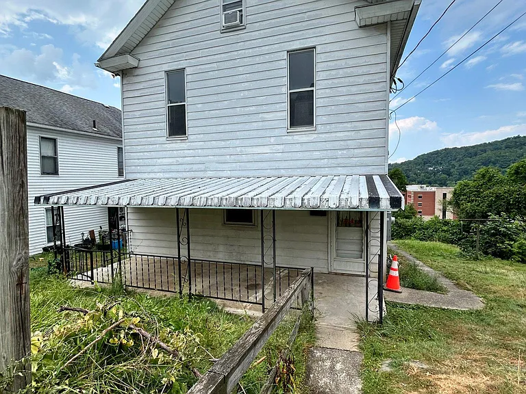 331 S 2nd St — Photo 2