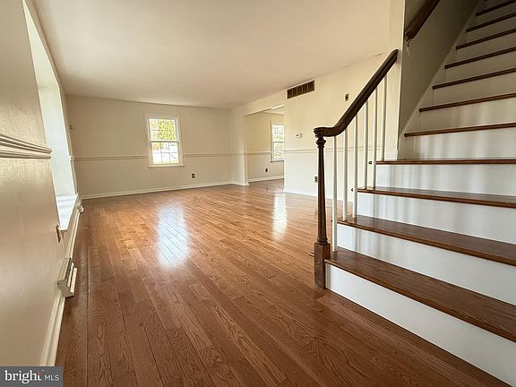 5th image of 142 Fox Chase Dr