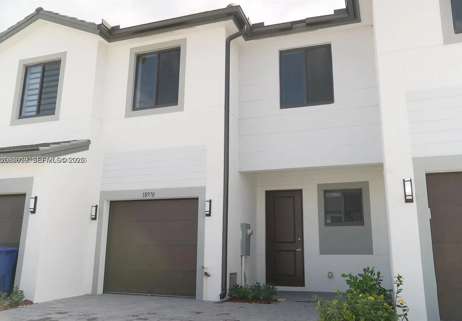 3 bed, 3.0 bath, $2,700 — Photo 2