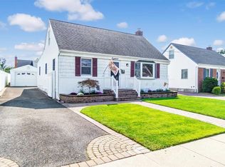 18 Sunset Ave, Farmingdale, NY 11735
