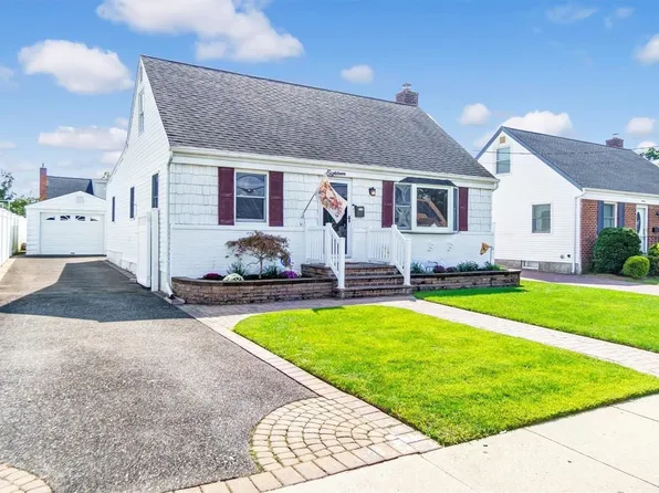 18 Sunset Avenue, Farmingdale, NY 11735