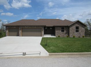 1932 N Seabrook Dr, Nixa, MO 65714