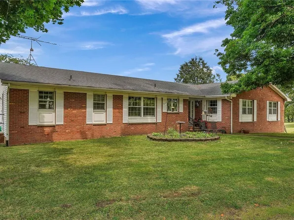 756 Sturgeon Point Rd, Derby, NY 14047