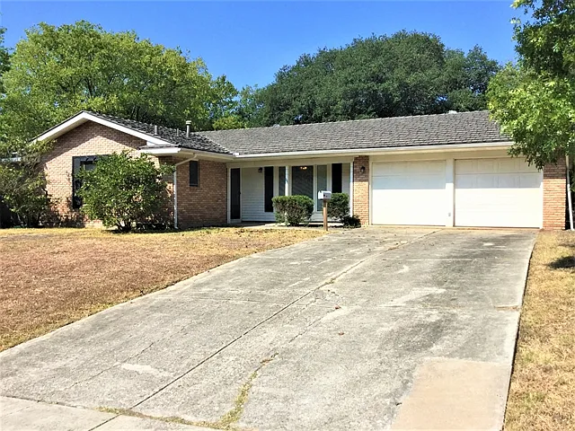 111 Munden Dr — Photo 1