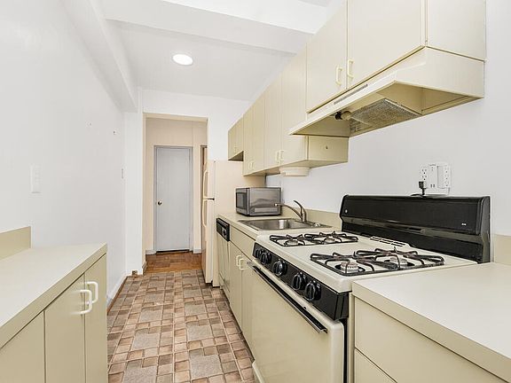 4th image of 4 Sadore Ln APT 1Z