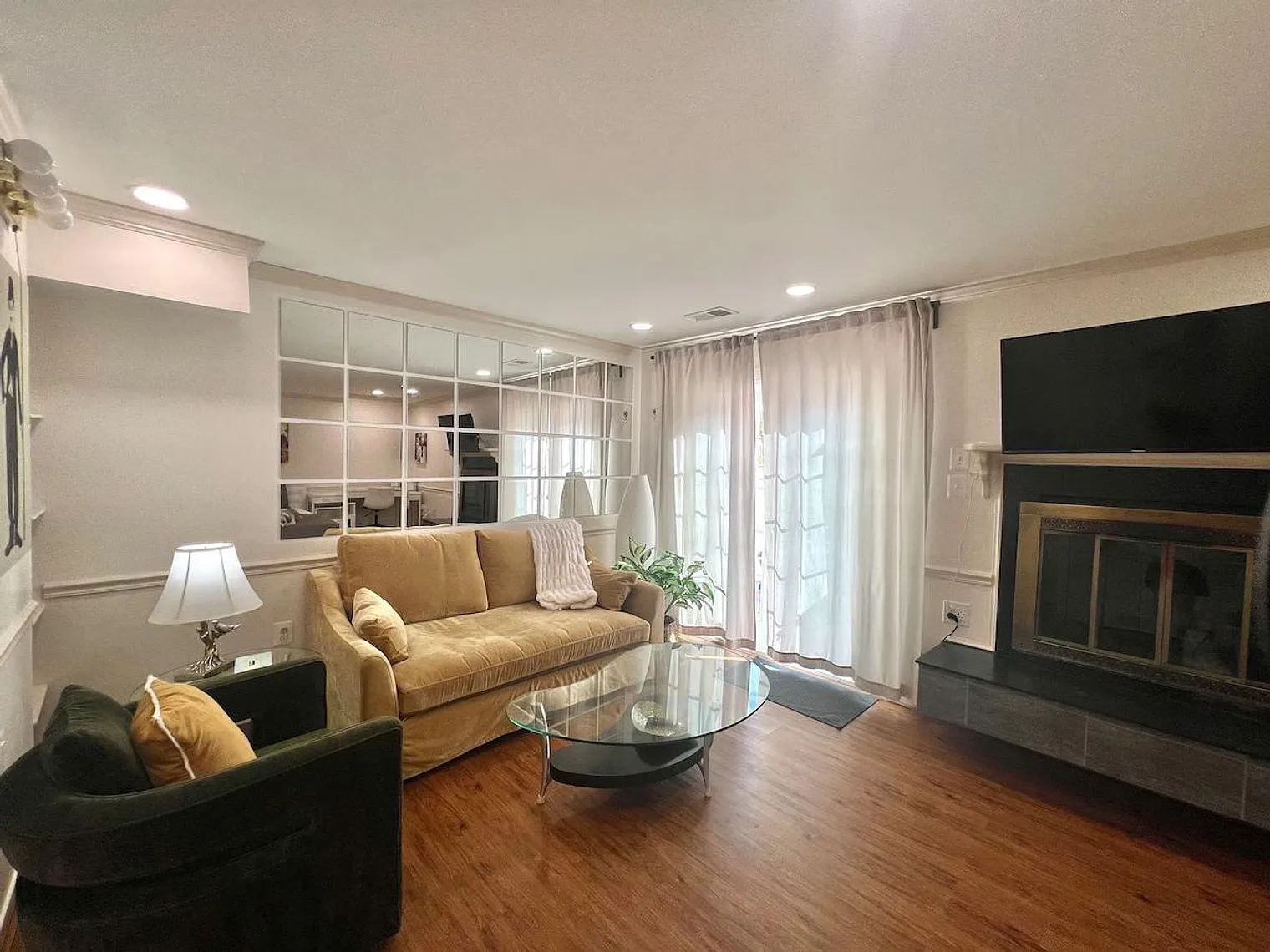 1 bed, 1.0 bath, $2,975 — Photo 3
