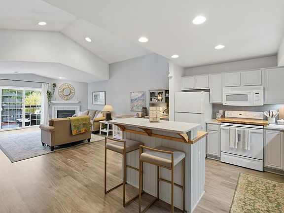 3rd image of 5451 Congress Ave