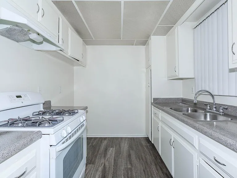 Hampshire Square Apartment Homes — Photo 36
