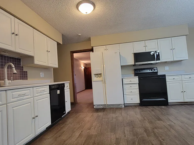 2348 E Walnut St — Photo 17