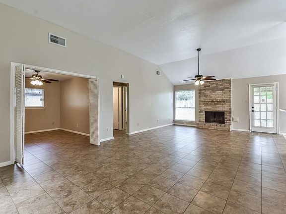 5th image of 15306 Oak Terrace Dr