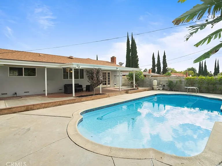 11027 Reseda Blvd — Photo 14