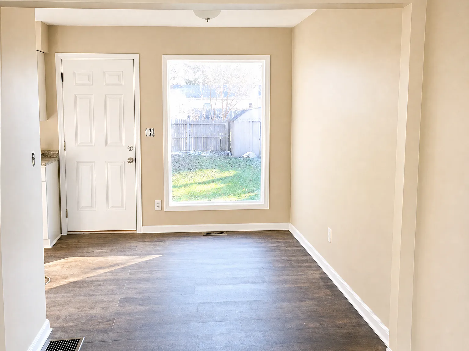 2 bed, 864 sqft, $1,300 — Photo 2