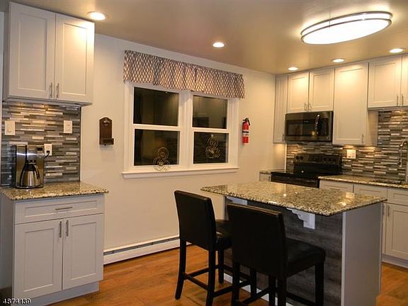 3rd image of 4 Dorchester Dr