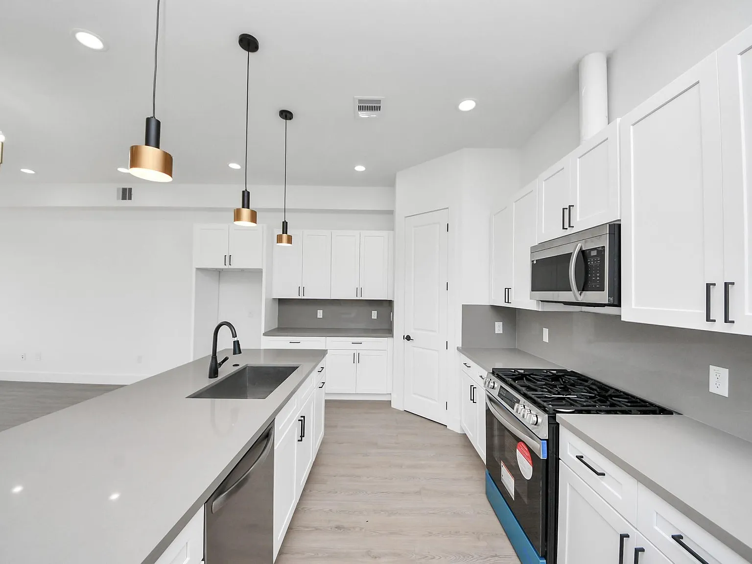 3 bed, 2.5 bath, 2034 sqft, $2,050 — Photo 2