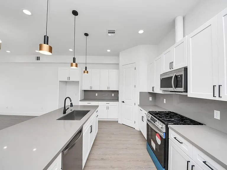 4133 E Toliver St — Photo 2