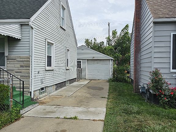 3rd image of 3337 S Bassett St