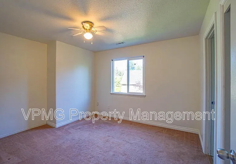 552 E 5th St — Photo 33