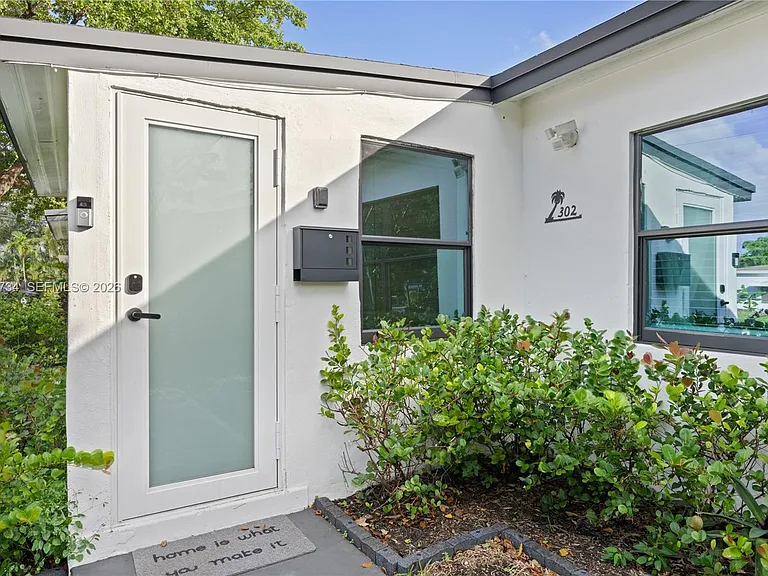 300 SW 23rd St #2 — Photo 2