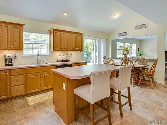 3rd image of 3020 Union Blvd