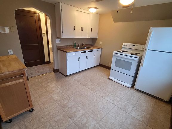 Large Eat-in Kitchen w/ New Stove