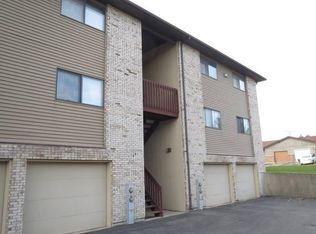 695 Dean Dr APT E, South Elgin, IL 60177