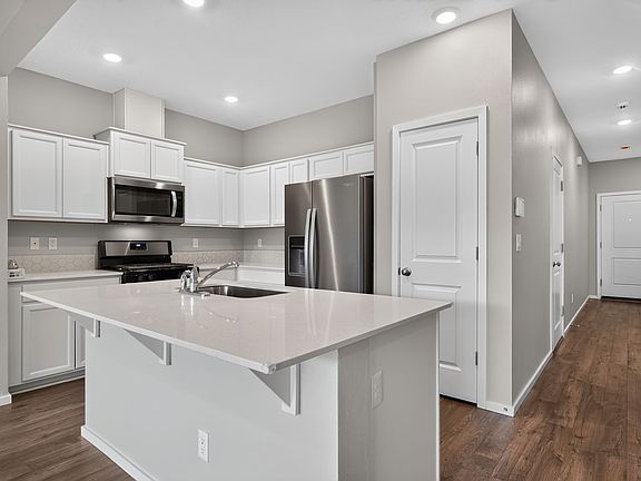 4th image of 913 N 18th Ter