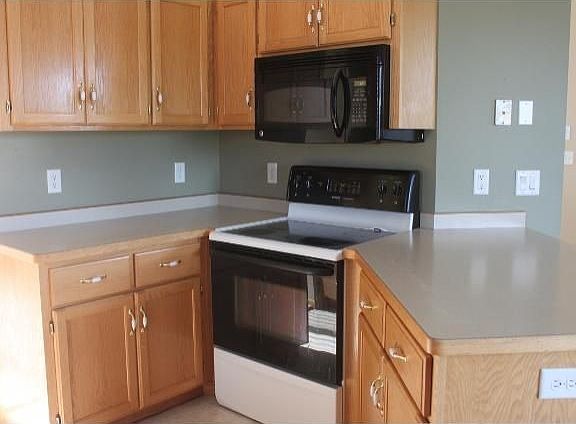 3rd image of 800 Elm St S