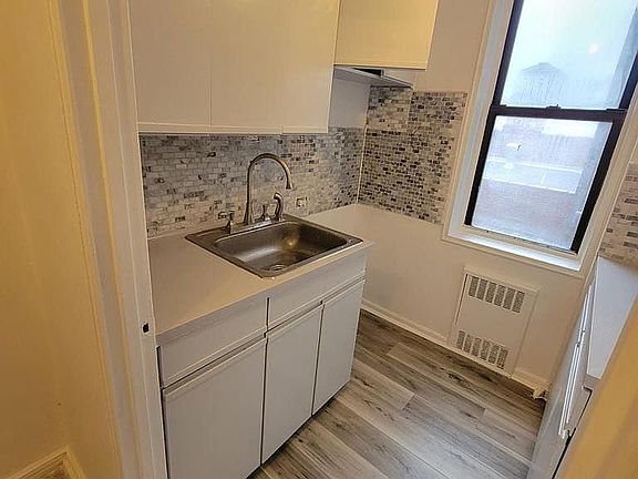 4th image of 1840 E 13th St APT 4E