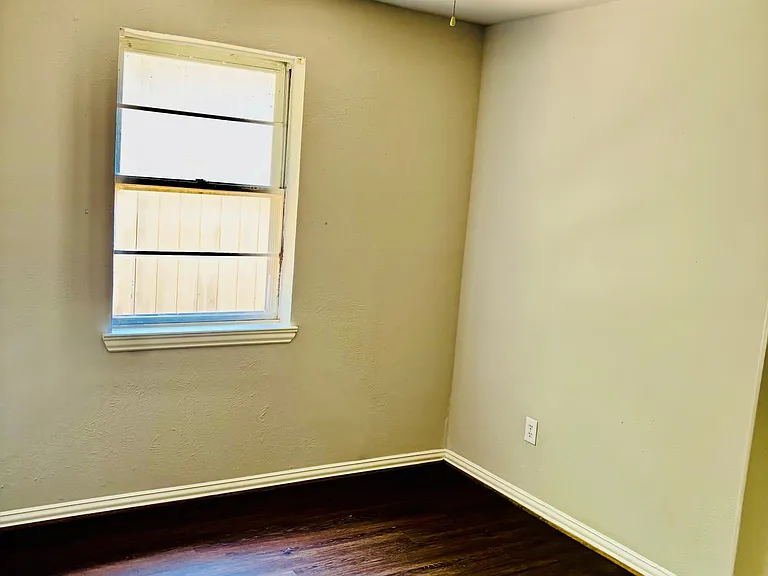 811 Memorial Dr — Photo 2